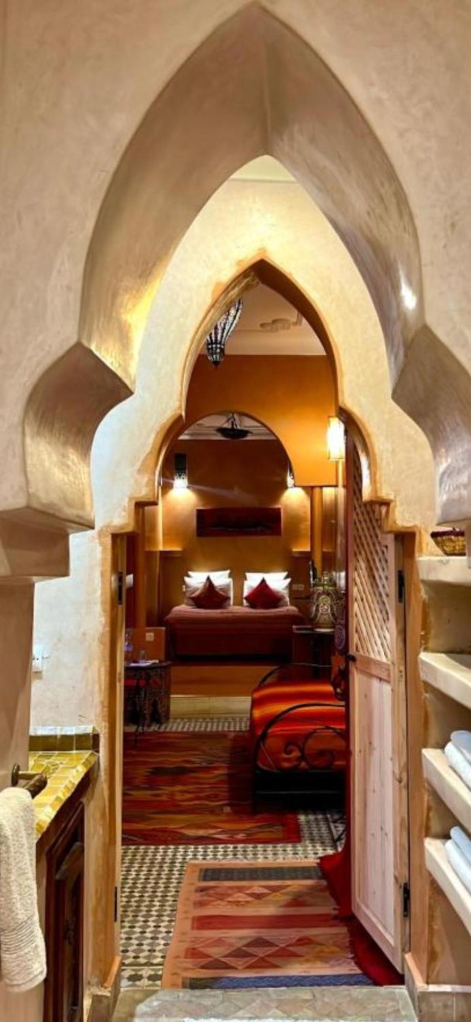 Riad Les Nuits De Marrakech มาร์ราเกช ภายนอก รูปภาพ A bedroom at the hotel
