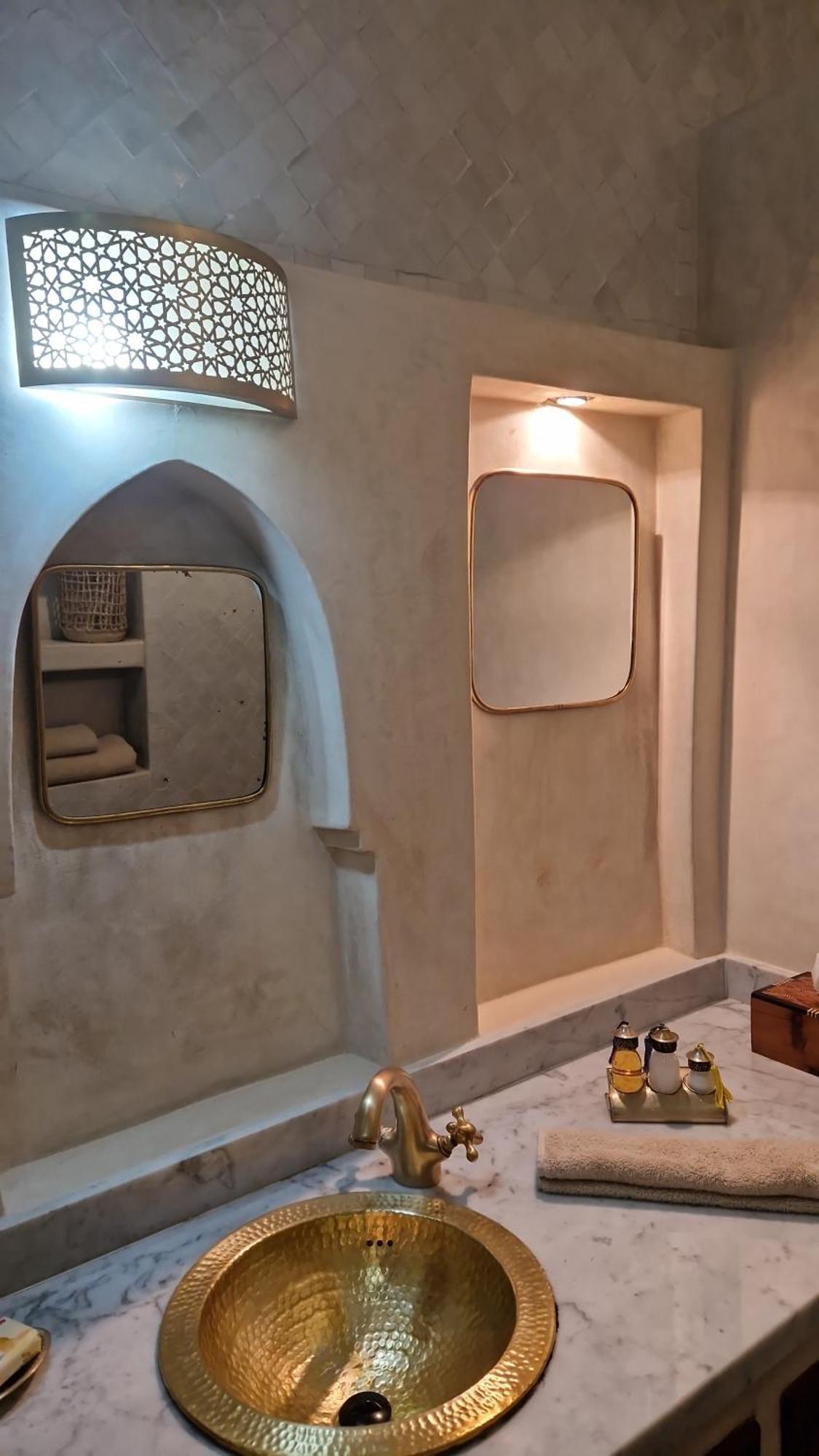 Riad Les Nuits De Marrakech มาร์ราเกช ภายนอก รูปภาพ Bathroom in a hotel in Santorini, Greece