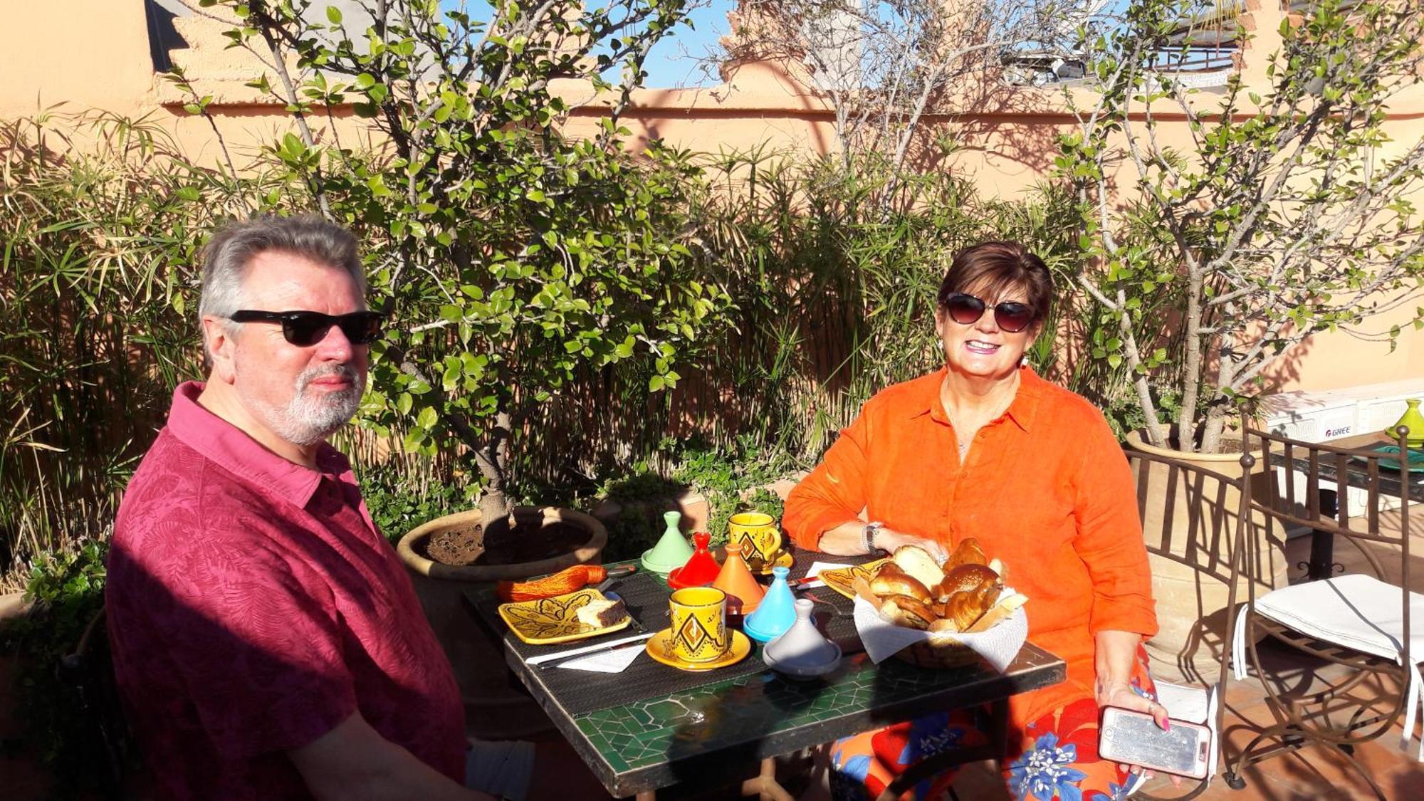 Riad Les Nuits De Marrakech มาร์ราเกช ภายนอก รูปภาพ A couple eating at a restaurant