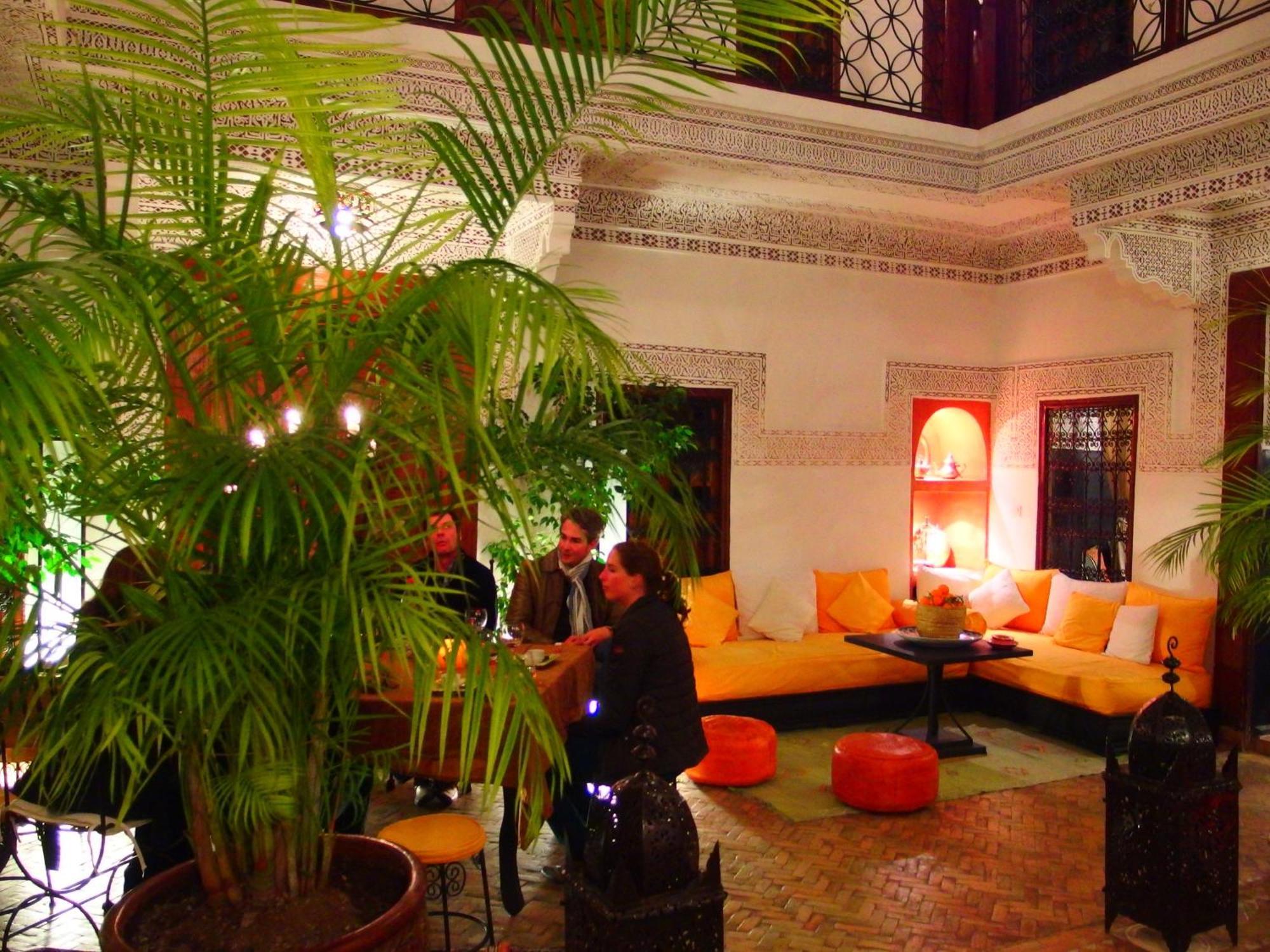 Riad Les Nuits De Marrakech มาร์ราเกช ภายนอก รูปภาพ The interior of the hotel