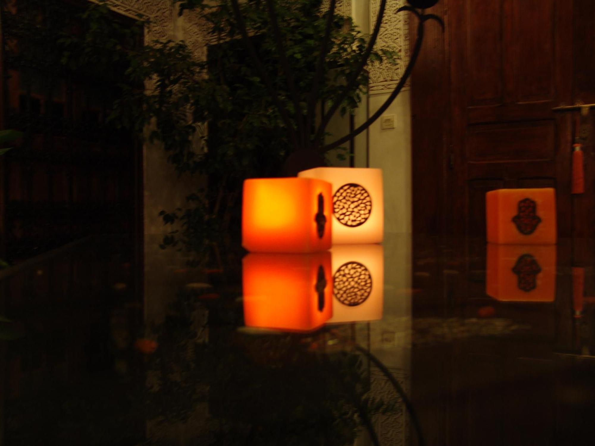 Riad Les Nuits De Marrakech มาร์ราเกช ภายนอก รูปภาพ A lantern in the old town of Palma