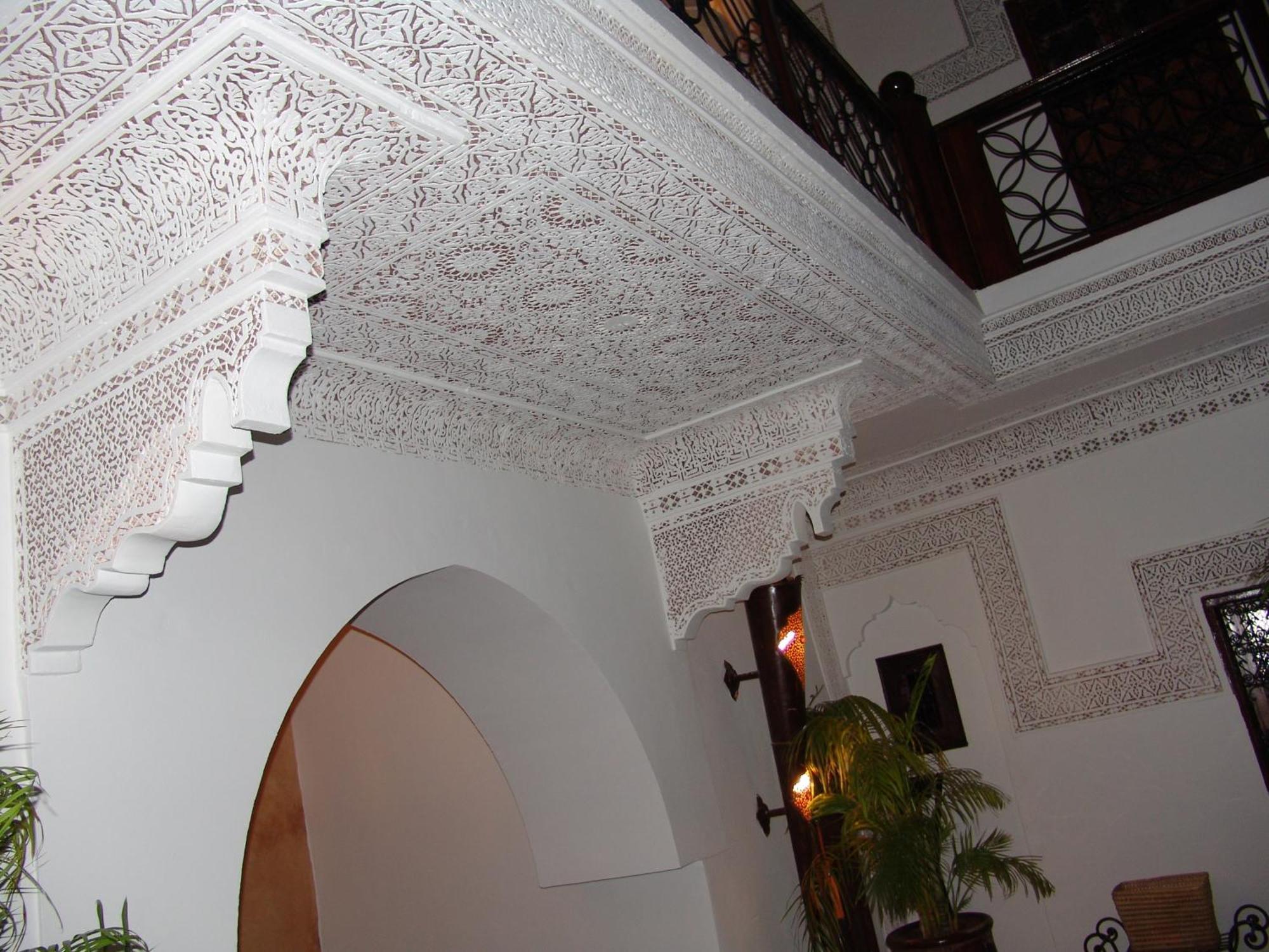 Riad Les Nuits De Marrakech มาร์ราเกช ภายนอก รูปภาพ A ceiling in a Moroccan house