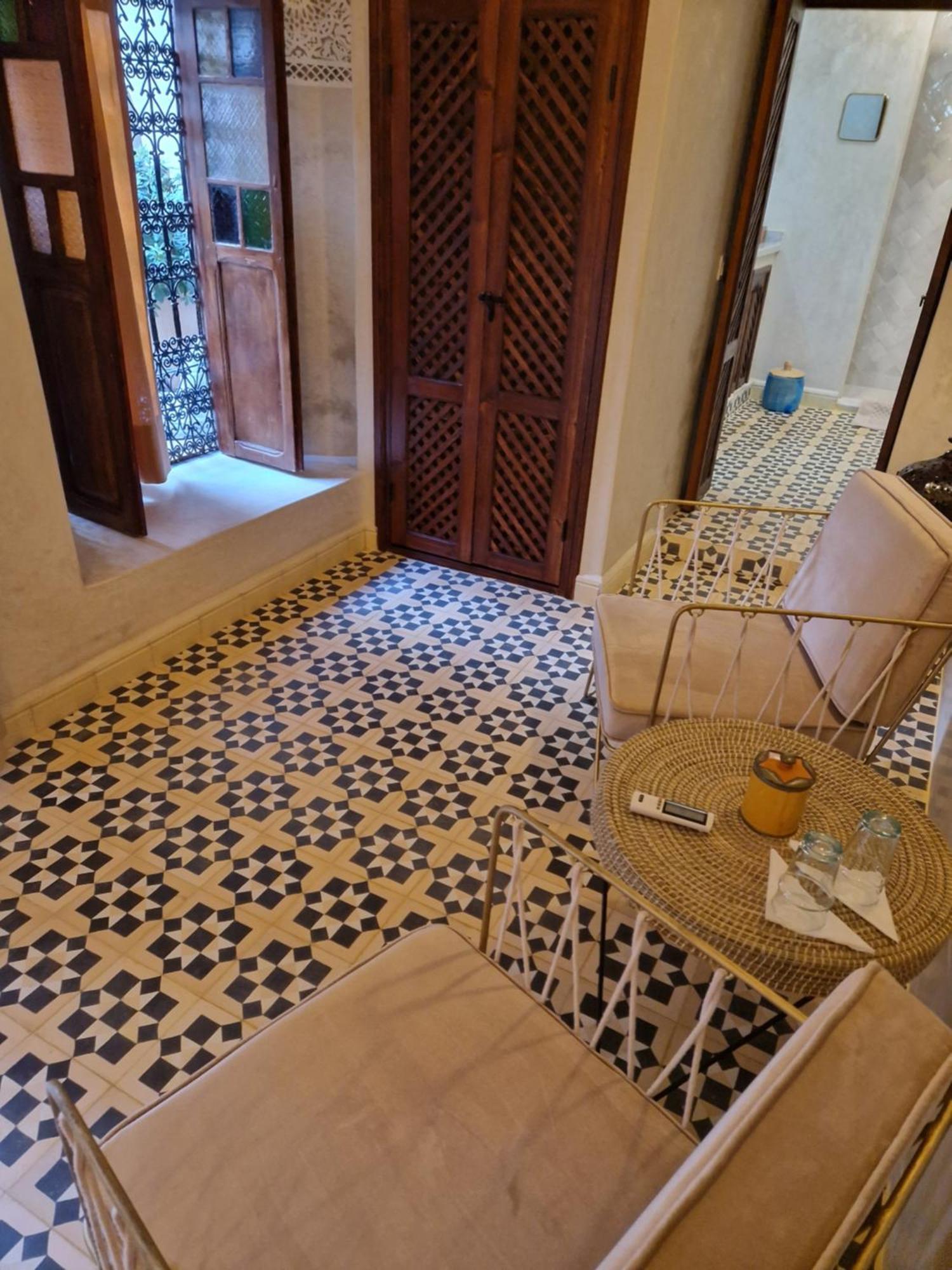 Riad Les Nuits De Marrakech มาร์ราเกช ห้อง รูปภาพ Floor of a hotel in Morocco