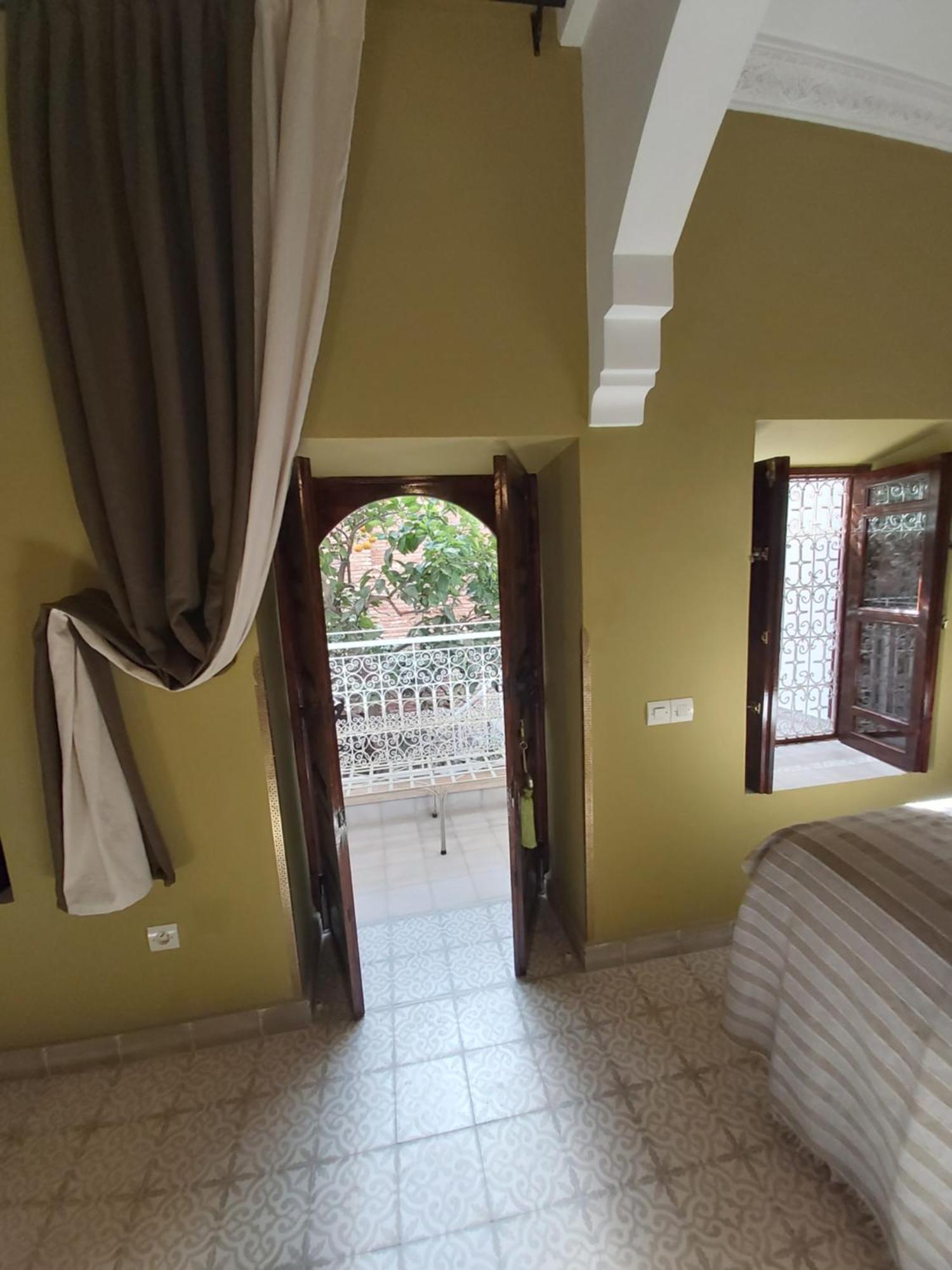Riad Les Nuits De Marrakech มาร์ราเกช ห้อง รูปภาพ A bedroom in the hotel