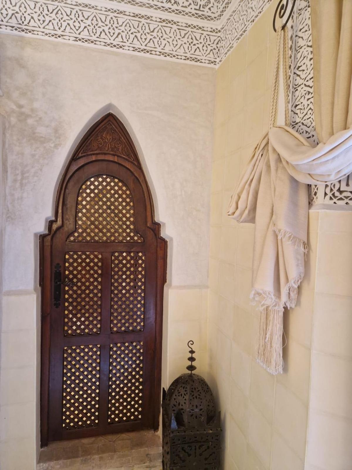 Riad Les Nuits De Marrakech มาร์ราเกช ภายนอก รูปภาพ A Moroccan hammam