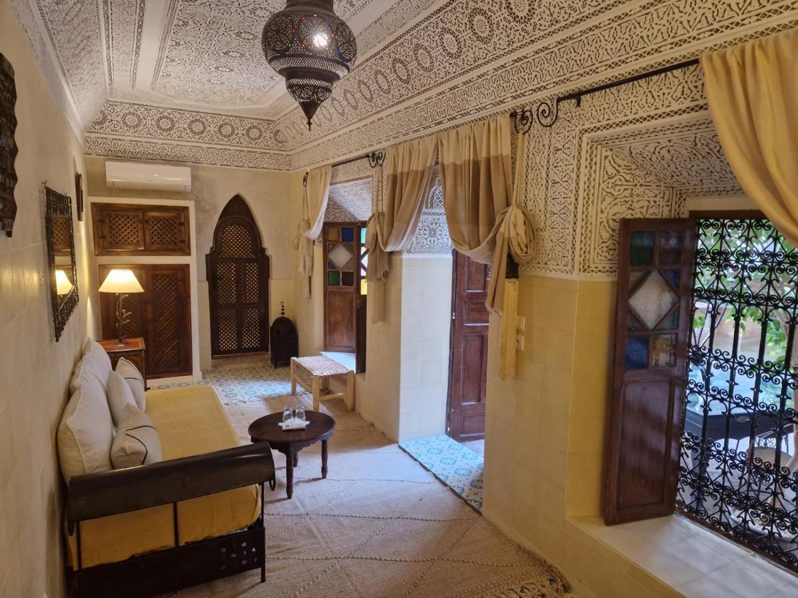 Riad Les Nuits De Marrakech มาร์ราเกช ภายนอก รูปภาพ A room at the hotel