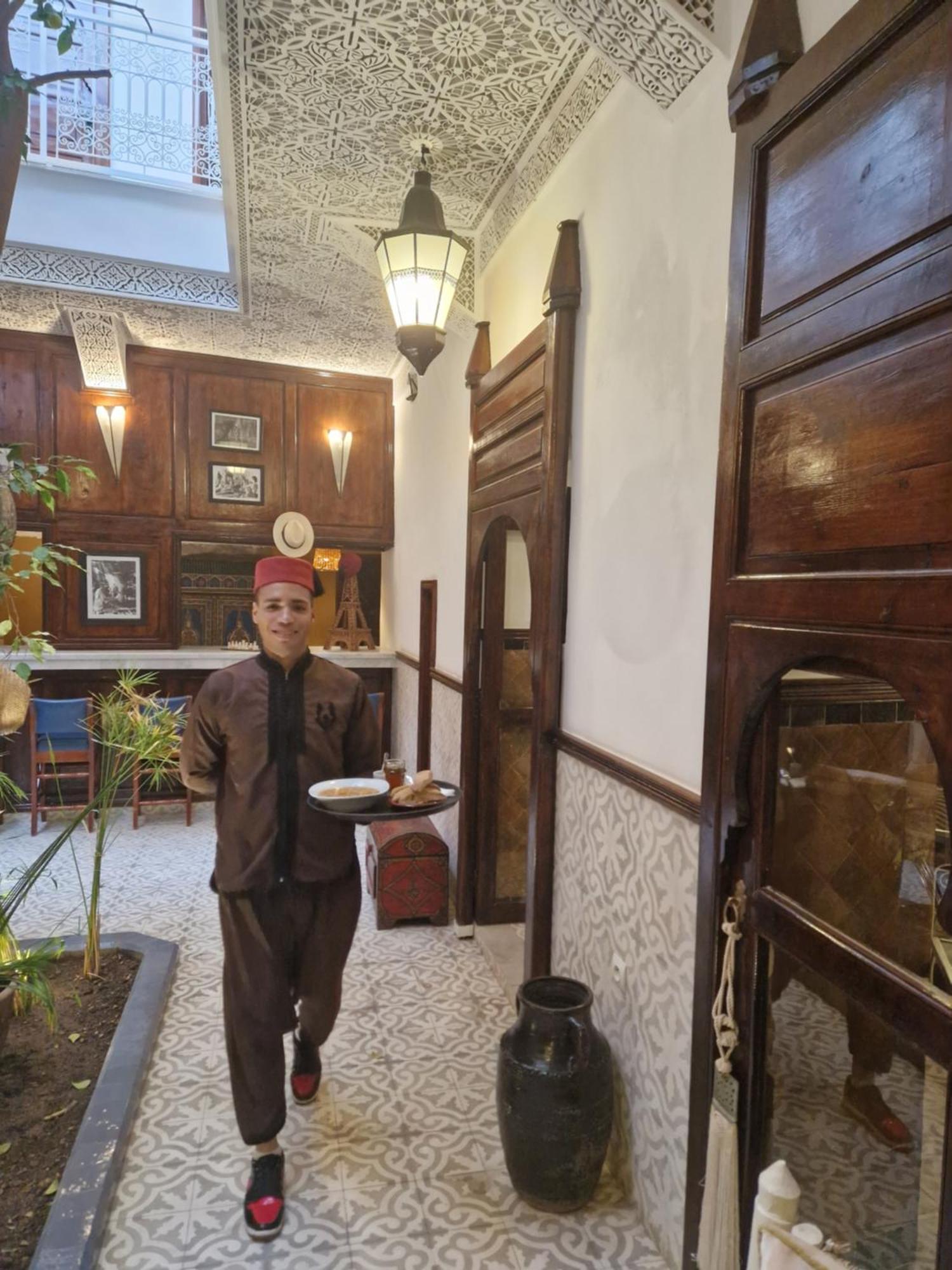 Riad Les Nuits De Marrakech มาร์ราเกช ภายนอก รูปภาพ A waiter at the hotel