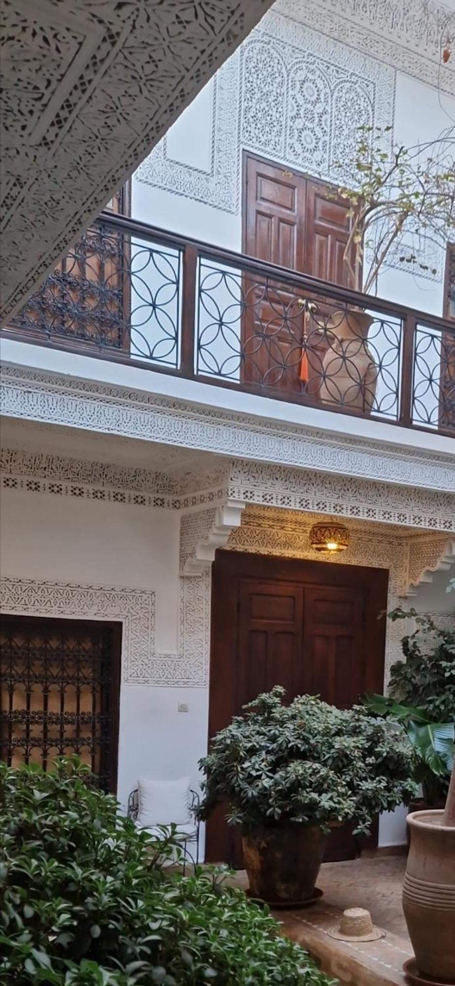 Riad Les Nuits De Marrakech มาร์ราเกช ภายนอก รูปภาพ Detail of the facade of the Dar Ben Abdallah