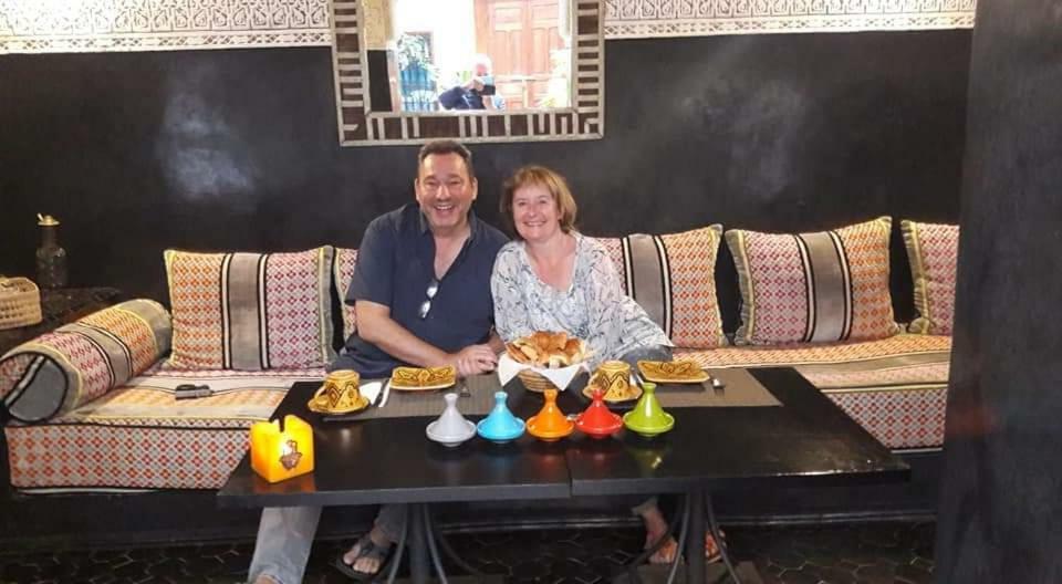 Riad Les Nuits De Marrakech มาร์ราเกช ภายนอก รูปภาพ A typical Moroccan meal