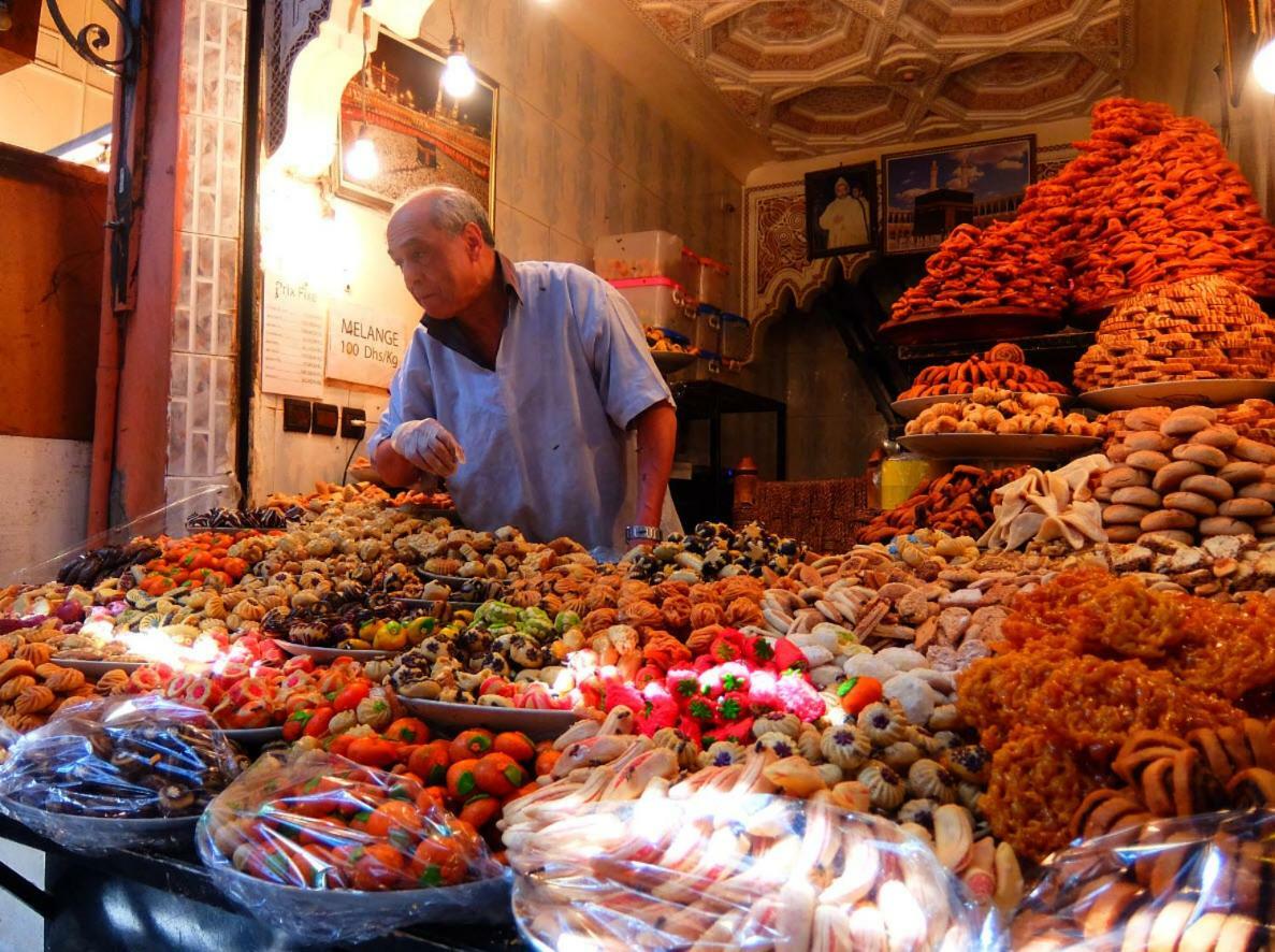 Riad Les Nuits De Marrakech มาร์ราเกช ภายนอก รูปภาพ A souk in Marrakesh