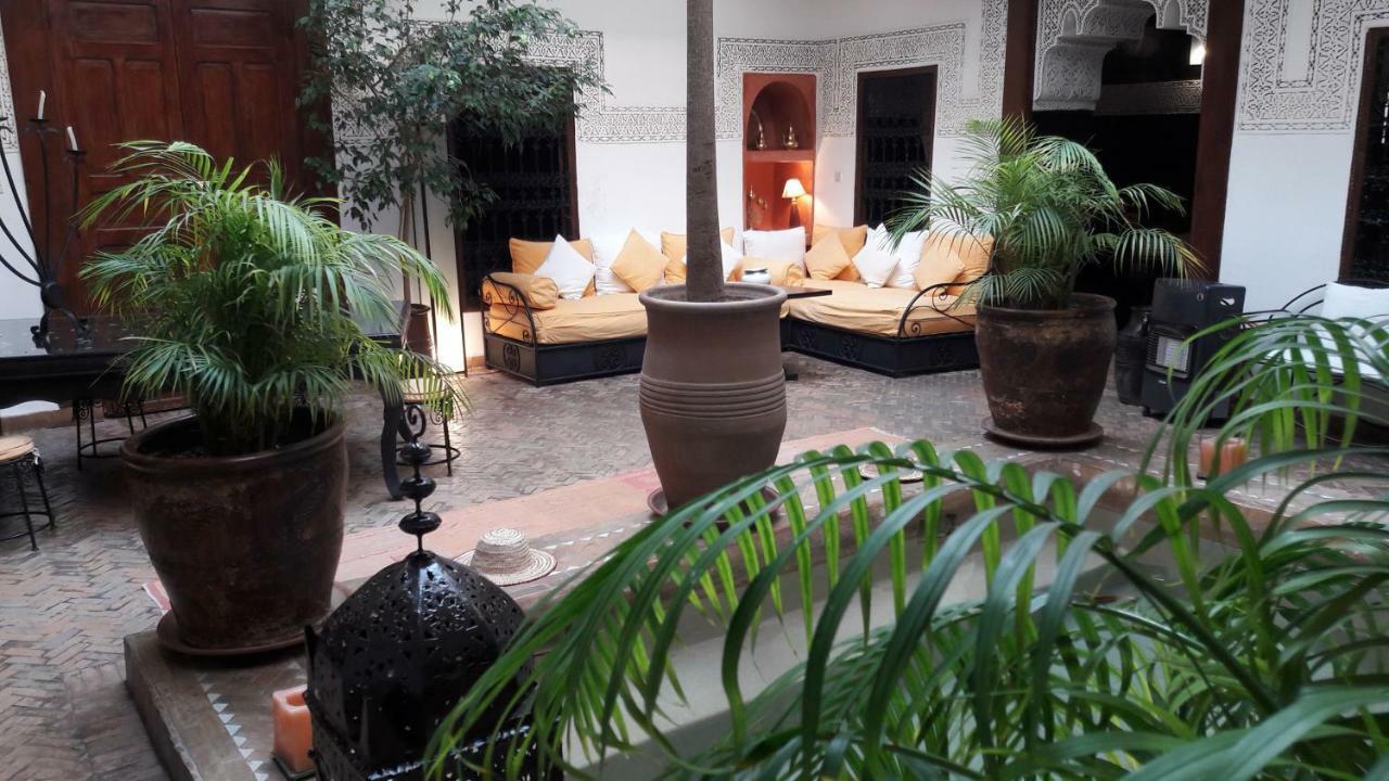 Riad Les Nuits De Marrakech มาร์ราเกช ภายนอก รูปภาพ The hotel's courtyard
